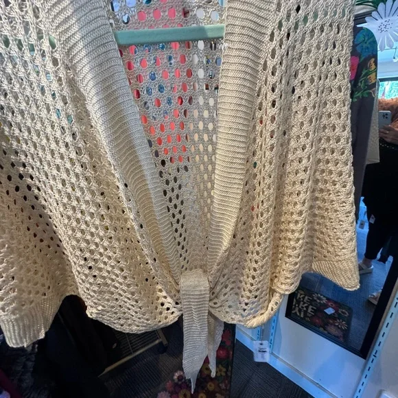 Chic White Poncho Sweater with Fringe Details - Picture 2 of 4